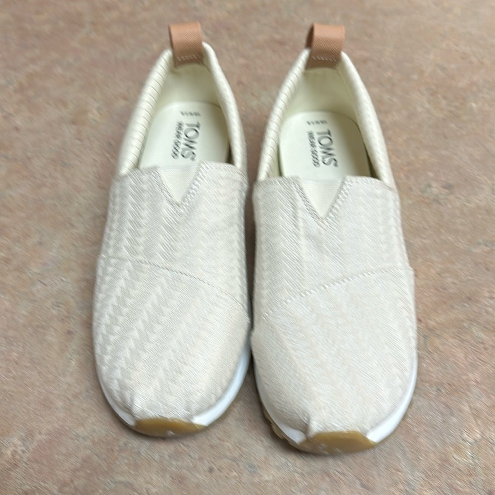7.5 toms cream like new